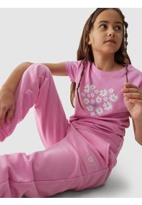 4F JUNIOR - T-shirt z bawełny organicznej dziewczęcy - różowy. Okazja: na co dzień. Kolor: różowy. Materiał: bawełna. Długość rękawa: krótki rękaw. Długość: krótkie. Wzór: gładki, nadruk, kwiaty, ze splotem. Sezon: lato. Styl: casual, sportowy