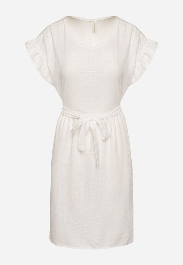 Born2be - Biała Sukienka Ozdobiona Falbankami i Paskiem Izulira. Typ kołnierza: kołnierz z falbankami. Kolor: biały. Wzór: aplikacja. Styl: elegancki