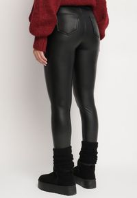 Born2be - Czarne Legginsy z Ekoskóry z Wysokim Stanem i Imitacją Kieszeni Merievia. Okazja: na co dzień. Stan: podwyższony. Kolor: czarny. Sezon: zima. Styl: elegancki, casual, klasyczny #6