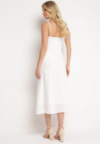 Born2be - Biała Sukienka o Rozkloszowanym Kroju na Ramiączkach Naouise. Okazja: na randkę, na ślub cywilny, na wesele. Typ kołnierza: dekolt w kształcie V. Kolor: biały. Materiał: tkanina, lakier. Długość rękawa: na ramiączkach. Sezon: lato. Typ sukienki: rozkloszowane, oversize #5