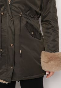 Born2be - Zielono-Beżowa Kurtka Parka z Kapturem i Odpinanymi Futerkowymi Zdobieniami Inessara. Okazja: na co dzień. Typ kołnierza: kaptur. Kolor: zielony. Materiał: skóra. Wzór: aplikacja. Styl: casual, elegancki #2