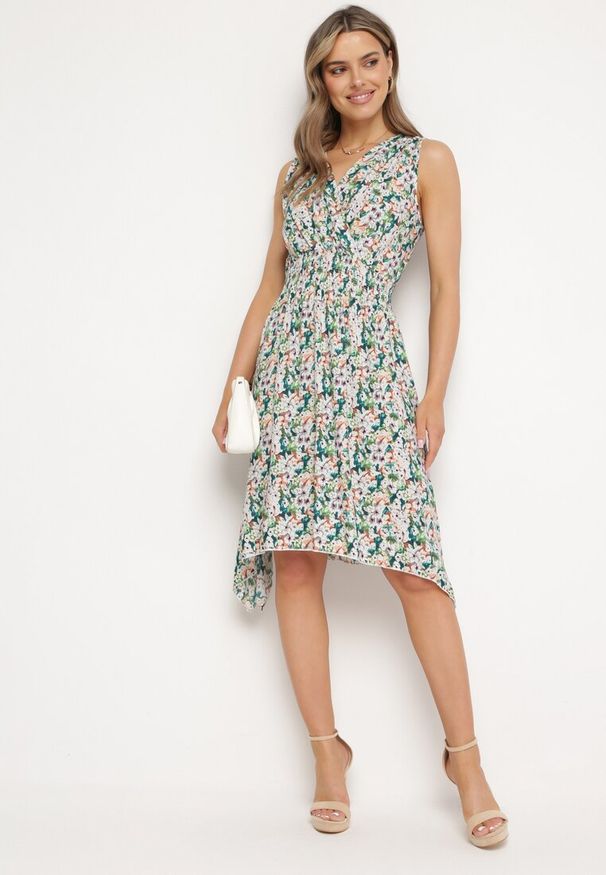 Born2be - Zielona Bawełniana Sukienka Kopertowa o Rozkloszowanym Kroju w Kwiatowy Print Brosa. Kolor: zielony. Materiał: bawełna. Wzór: nadruk, kwiaty. Typ sukienki: kopertowe