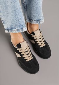 Renee - Czarno-Beżowe Sneakersy Ozdobione Tłoczeniem Halennesa. Okazja: na co dzień. Kolor: czarny. Materiał: jeans. Wzór: aplikacja