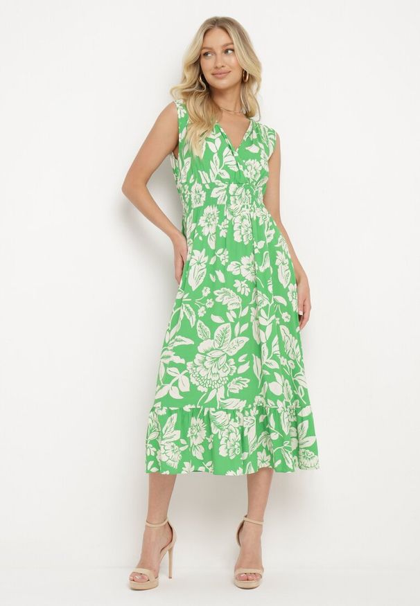 Born2be - Zielona Rozkloszowana Sukienka z Wiskozy w Kwiaty z Gumką w Talii Eranea. Kolor: zielony. Materiał: wiskoza. Wzór: kwiaty. Styl: elegancki