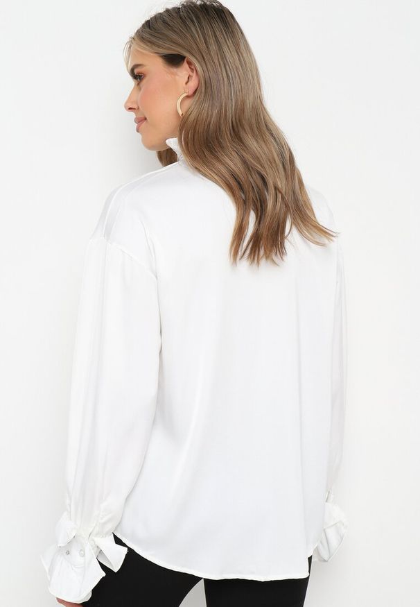 Born2be - Biała Koszula z Satynowej Tkaniny ze Stójką i Falbankami oraz Cyrkoniami Odello. Typ kołnierza: kołnierz z falbankami, kołnierzyk stójkowy. Kolor: biały. Materiał: satyna, tkanina. Wzór: aplikacja