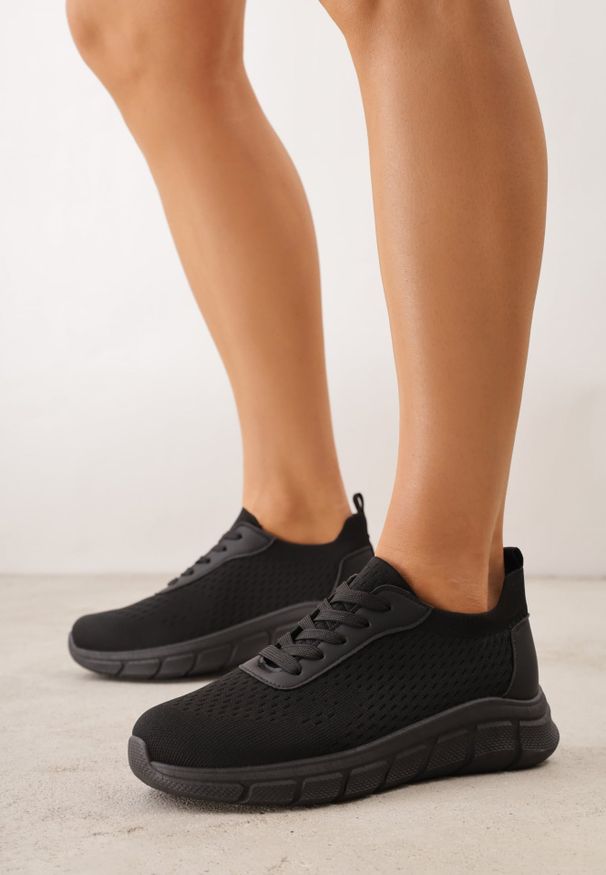 Renee - Czarne Siateczkowe Buty Sportowe na Piankowej Podeszwie z Tłoczeniami Nisitia. Okazja: na co dzień. Kolor: czarny. Szerokość cholewki: normalna