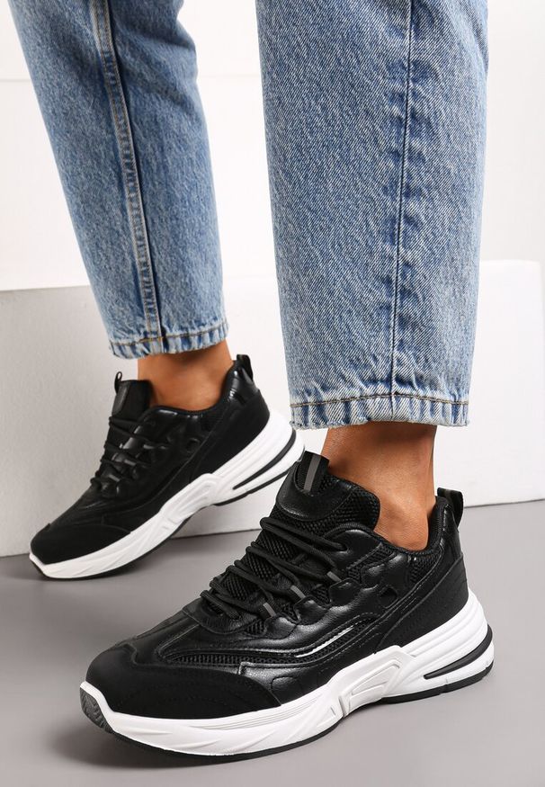 Renee - Czarne Sneakersy z Ozdobnym Sznurowaniem i Przeszyciami Tiwaelia. Okazja: na co dzień. Zapięcie: sznurówki. Kolor: czarny. Materiał: jeans, skóra