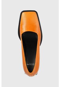 Vagabond Shoemakers czółenka skórzane Edwina kolor pomarańczowy na słupku. Kolor: pomarańczowy. Materiał: skóra. Obcas: na słupku. Wysokość obcasa: średni #2