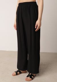 Born2be - Czarny Komplet z Topem o Fasonie Kamizelki z Paskiem i Szerokimi Spodniami z Wiskozą Zarinesh. Kolor: czarny. Materiał: wiskoza #8