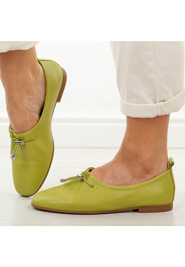 Zielone skórzane półbuty damskie T.Sokolski w26-236. Okazja: na co dzień. Zapięcie: bez zapięcia. Kolor: zielony. Materiał: skóra. Szerokość cholewki: normalna. Sezon: wiosna, jesień, lato. Styl: casual, elegancki, klasyczny