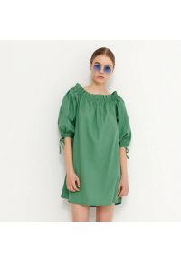 House - Sukienka hiszpanka z bawełny - Zielony. Typ kołnierza: dekolt hiszpanka. Kolor: zielony. Materiał: bawełna #1
