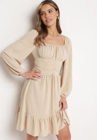 Born2be - Jasnobeżowa Sukienka Auxede. Typ kołnierza: dekolt kwadratowy. Kolor: beżowy. Materiał: tkanina. Długość rękawa: długi rękaw. Wzór: gładki #5