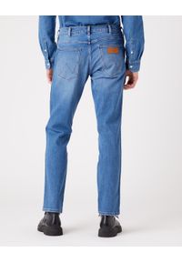 Wrangler - Spodnie jeansowe męskie WRANGLER GREENSBORO NEW FAVORITE. Okazja: na co dzień, na spacer, do pracy. Kolor: niebieski. Materiał: jeans. Styl: casual