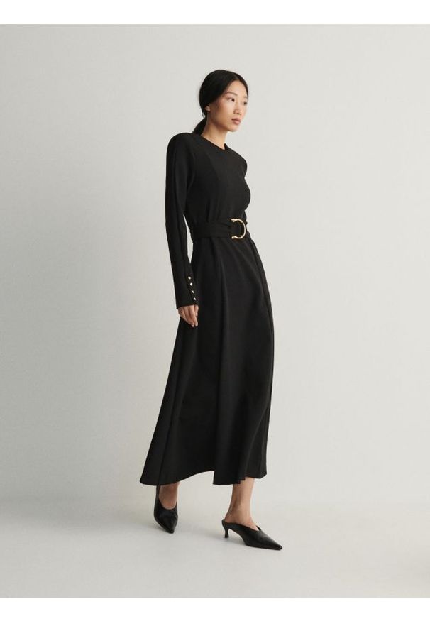 Reserved - Sukienka z paskiem w talii - czarny. Kolor: czarny. Materiał: tkanina. Wzór: gładki