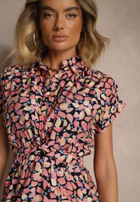 Renee - Czarna Sukienka Taliowana z Wiskozą i Ozdobnym Paskiem Delyase. Okazja: na co dzień. Kolor: czarny. Materiał: wiskoza. Styl: klasyczny, elegancki, casual