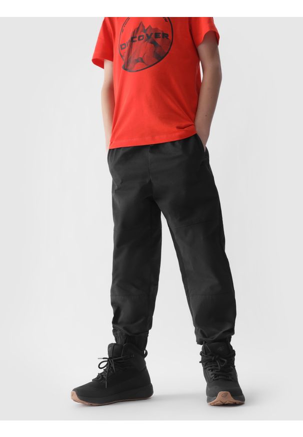 4f - 4F Spodnie casual joggery chłopięce - czarne 140 (9-10 lat). Okazja: na co dzień. Kolor: czarny. Materiał: tkanina, materiał, poliamid, bawełna. Sezon: lato. Styl: casual