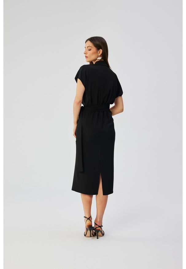 Stylove - Elegancka sukienka z kołnierzem czarna. Okazja: na co dzień, na spotkanie biznesowe, na randkę. Kolor: czarny. Materiał: guma, tkanina, elastan. Wzór: kolorowy. Typ sukienki: kopertowe, proste, dopasowane. Styl: elegancki. Długość: midi