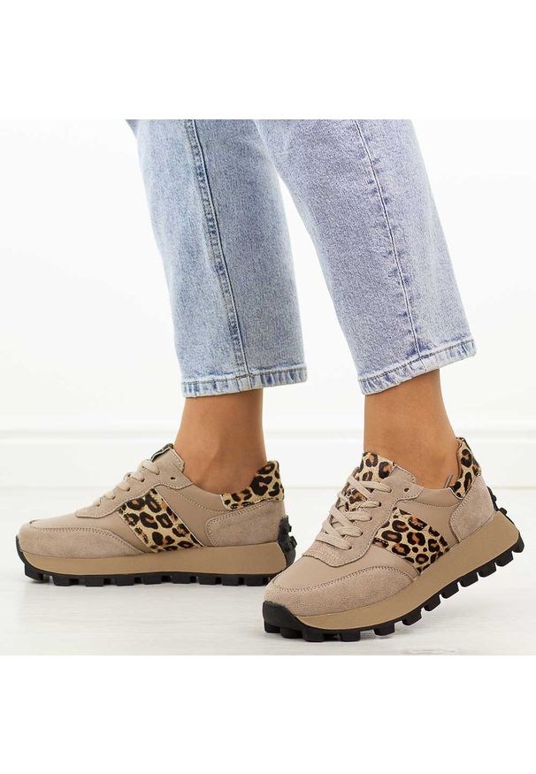 Beżowe skórzane półbuty damskie Filippo Dp7112/26. Okazja: na co dzień. Kolor: beżowy. Materiał: skóra. Sezon: jesień, wiosna, lato. Obcas: na platformie. Styl: klasyczny, casual, elegancki