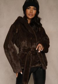 Renee - Brązowa Futerkowa Kurtka z Kapturem i Wiązanym Paskiem Zetele. Typ kołnierza: kaptur. Kolor: brązowy. Materiał: jeans, koronka #1