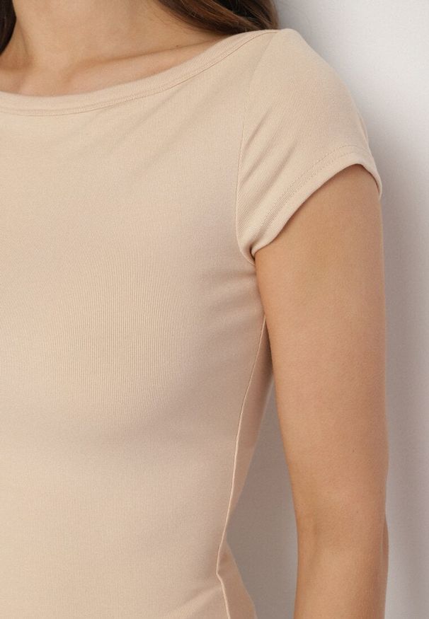 Born2be - Jasnobeżowy T-shirt z Bawełny o Dopasowanym Kroju z Dekoltem w Łódkę Galerissa. Kolor: beżowy. Materiał: bawełna. Styl: elegancki