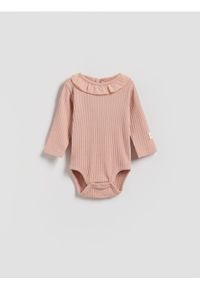 Reserved - Bawełniane body z falbanką - brudny róż. Kolor: różowy. Materiał: bawełna