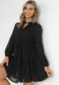 Born2be - Czarna Rozkloszowana Sukienka ze Sznurkiem w Pasie Juna. Okazja: na co dzień. Typ kołnierza: dekolt w kształcie V. Kolor: czarny. Długość rękawa: długi rękaw. Typ sukienki: proste. Styl: casual, elegancki #6