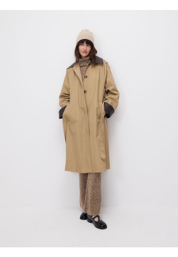 Reserved - Trencz z kontrastowymi wykończeniami - beżowy. Kolor: beżowy. Materiał: tkanina, bawełna