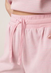 Born2be - Różowe Bawełniane Szorty Dresowe w Drobne Paseczki Wiązane na Sznurki Loregune. Okazja: do domu, na co dzień. Kolor: różowy. Materiał: bawełna, dresówka. Długość: krótkie. Wzór: gładki. Styl: elegancki, klasyczny, casual #6