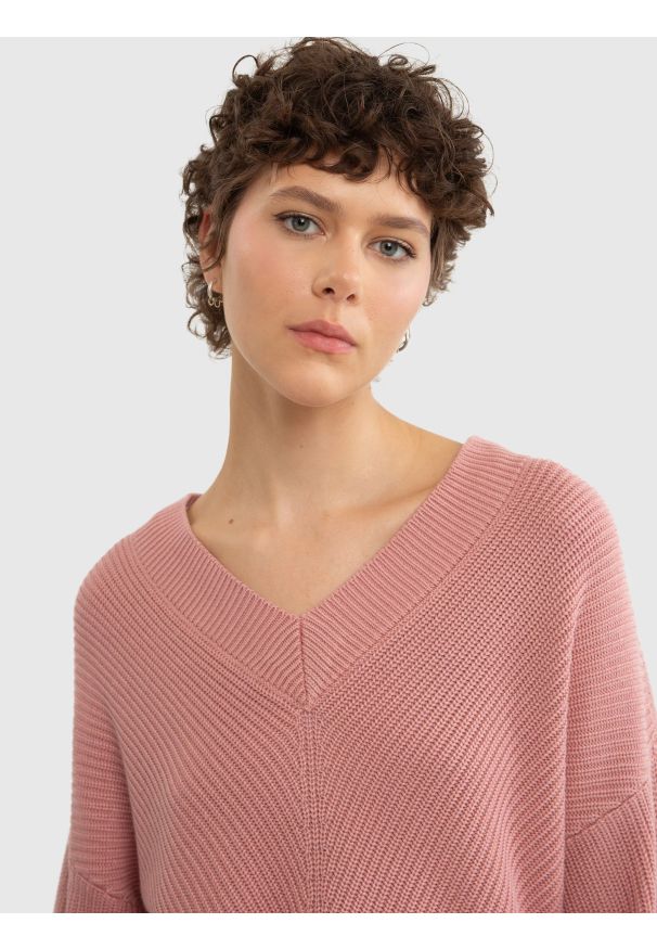 Big-Star - Sweter damski z wiskozy z dekoltem v-neck różowy Cyntiana 600. Okazja: na co dzień, na spotkanie biznesowe. Typ kołnierza: dekolt w kształcie V. Kolor: różowy. Materiał: wiskoza. Styl: elegancki, biznesowy, casual