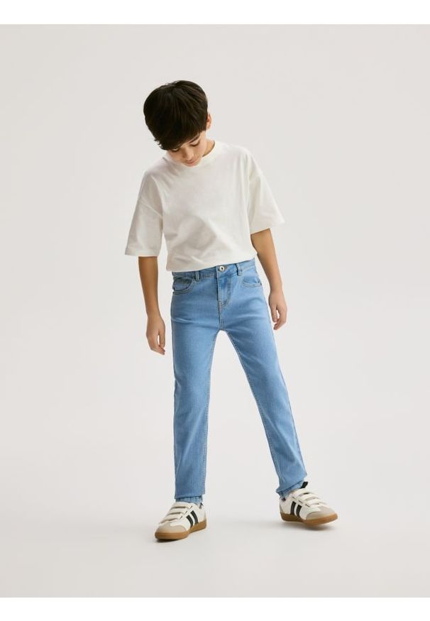 Reserved - Jeansy slim - niebieski. Kolor: niebieski