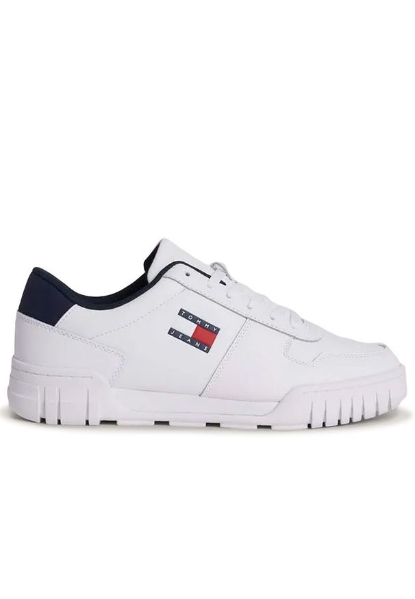 Buty Tommy Jeans TJM Cupsole Essential EM0EM01396-YBS - białe. Zapięcie: sznurówki. Kolor: biały. Materiał: skóra. Szerokość cholewki: normalna. Wzór: aplikacja. Obcas: na platformie