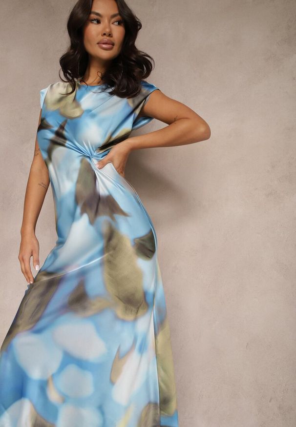 Renee - Niebieska Sukienka o Rozkloszowanym Kroju z Marszczeniem w Abstrakcyjny Print Tilloreta. Okazja: na co dzień. Kolor: niebieski. Wzór: nadruk. Styl: casual