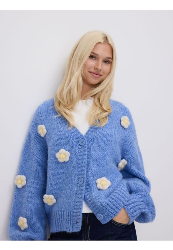 Reserved - Kardigan z kwiatową aplikacją - jasnoniebieski. Kolor: niebieski. Materiał: dzianina, wełna. Wzór: aplikacja, kwiaty