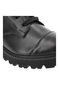 Czarne Botki Armodo Wygodne Obuwie Damskie Z Serduszkiem. Okazja: na co dzień. Zapięcie: zamek. Kolor: czarny. Materiał: skóra. Szerokość cholewki: normalna. Obcas: na obcasie. Styl: casual, elegancki. Wysokość obcasa: niski #10