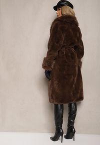 Renee - Brązowy Futrzany Płaszcz z Wiązanym Paskiem Ozdobnym Kołnierzem i Mankietami Viaressa. Okazja: na co dzień. Kolor: brązowy. Materiał: futro. Długość rękawa: długi rękaw. Długość: długie. Styl: casual, elegancki, rockowy #6