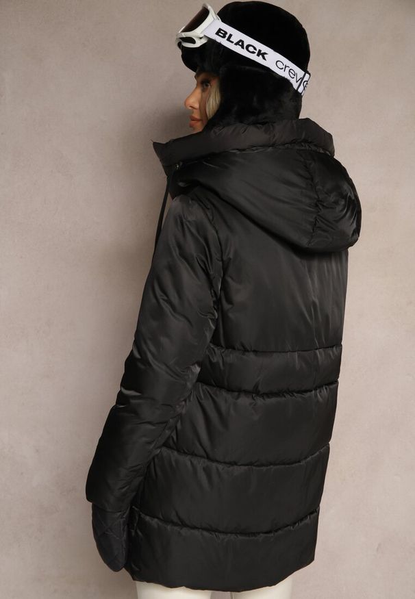 Renee - Czarna Pikowana Kurtka o Długim Kroju z Kapturem Toriola. Okazja: na co dzień. Typ kołnierza: kaptur. Kolor: czarny. Materiał: jeans. Długość: długie. Styl: casual, elegancki