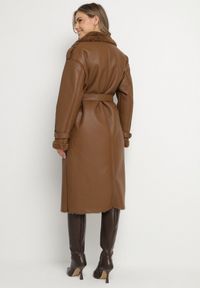 Born2be - Brązowy Dwurzędowy Płaszcz z Imitacji Skóry z Wiązanym Paskiem i Futrem Guritte. Okazja: na co dzień. Typ kołnierza: golf. Kolor: brązowy. Materiał: skóra, futro. Długość rękawa: długi rękaw. Długość: długie. Styl: klasyczny, casual, elegancki #6