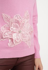 Born2be - Różowy Sweter Ozdobiony Cekinami Koralikami i Cyrkoniami w Kształcie Kwiatka Romiella. Okazja: na co dzień. Kolor: różowy. Materiał: jeans. Wzór: aplikacja, kwiaty. Styl: klasyczny, casual, elegancki #5