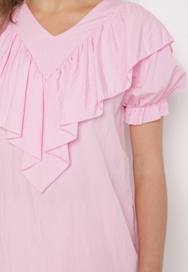 Born2be - Różowa Bluzka z Wiskozą i Falbankami Fadevia. Okazja: na co dzień. Typ kołnierza: kołnierz z falbankami. Kolor: różowy. Materiał: wiskoza. Długość rękawa: krótki rękaw. Długość: krótkie. Styl: elegancki, casual, wizytowy