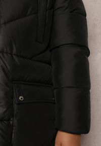 Renee - Czarna Kurtka Pikowana Sabrino. Kolekcja: plus size. Kolor: czarny. Materiał: materiał. Długość rękawa: długi rękaw. Długość: długie #3