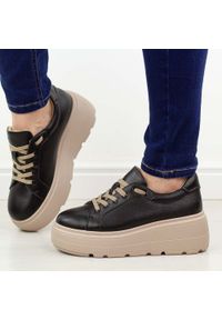 Czarne skórzane półbuty damskie na platformie Cambell 19374. Okazja: na co dzień. Kolor: czarny. Materiał: skóra. Szerokość cholewki: normalna. Sezon: jesień, wiosna, lato. Obcas: na platformie #1