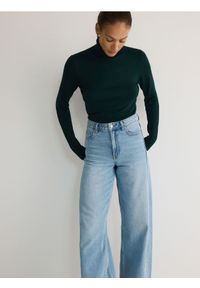 Reserved - Golf z wiskozą - ciemnozielony. Typ kołnierza: golf. Kolor: zielony. Materiał: wiskoza #1