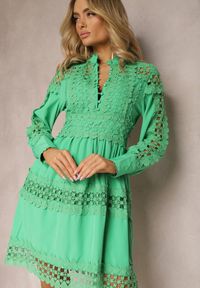 Renee - Zielona Koronkowa Sukienka z Ozdobnym Dekoltem Sweeney. Kolor: zielony. Materiał: koronka. Długość rękawa: długi rękaw