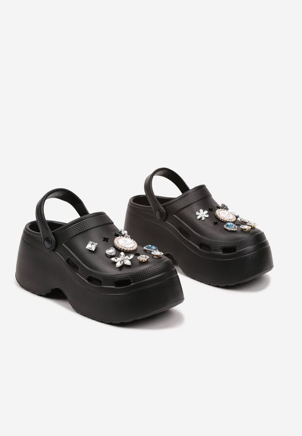 Born2be - Czarne Klapki na Grubej Podeszwie Ozdobione Aplikacjami 3D i Wycięciami Varinea. Okazja: na co dzień. Kolor: czarny. Materiał: jeans. Wzór: aplikacja. Styl: elegancki, casual