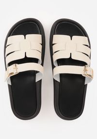 Renee - Beżowe Klapki z Przekładanymi Paskami i Regulacją z Klamrą Celilye. Okazja: na co dzień. Kolor: beżowy. Materiał: koronka. Sezon: lato. Styl: casual, boho #9