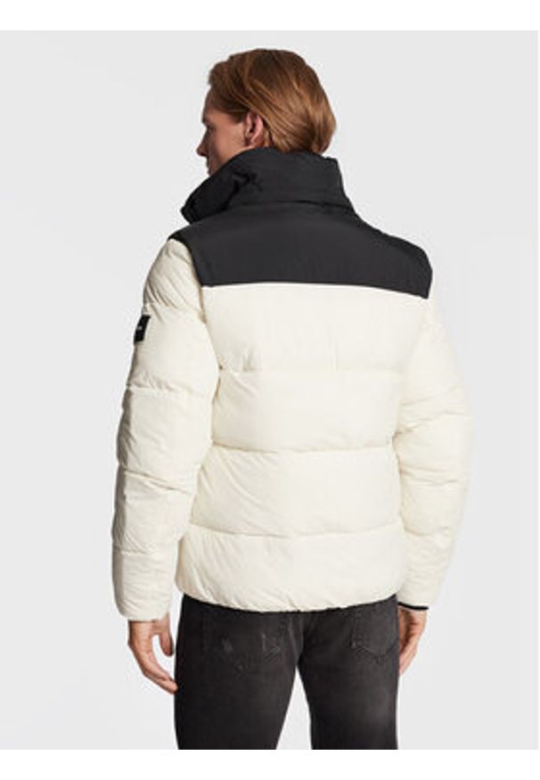Calvin Klein Kurtka zimowa Crinkle Color Block K10K110337 Écru Regular Fit. Materiał: syntetyk. Sezon: zima