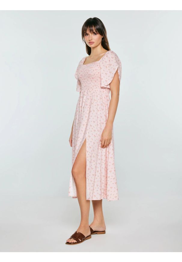 Big-Star - Sukienka damska midi z wiskozy z motywem kwiatowym różowa Bler 600. Typ kołnierza: dekolt w karo. Kolor: różowy. Materiał: wiskoza. Wzór: kwiaty. Długość: midi