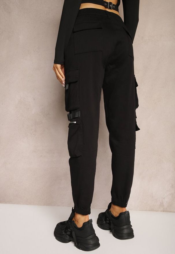 Renee - Czarne Spodnie Joggery z Kieszeniami Cargo z Elastycznej Bawełny Irisane. Okazja: na co dzień. Kolor: czarny. Materiał: bawełna. Styl: casual, elegancki