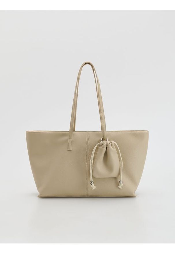 Reserved - Torebka shopper z zawieszką - kremowy. Kolor: kremowy. Materiał: skórzane. Styl: klasyczny