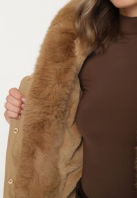 Born2be - Ciemnobeżowa Kurtka Bomberka z Futrzanym Obszyciem i Kapturem Rannasa. Okazja: na co dzień. Kolor: beżowy. Materiał: futro. Styl: casual #4